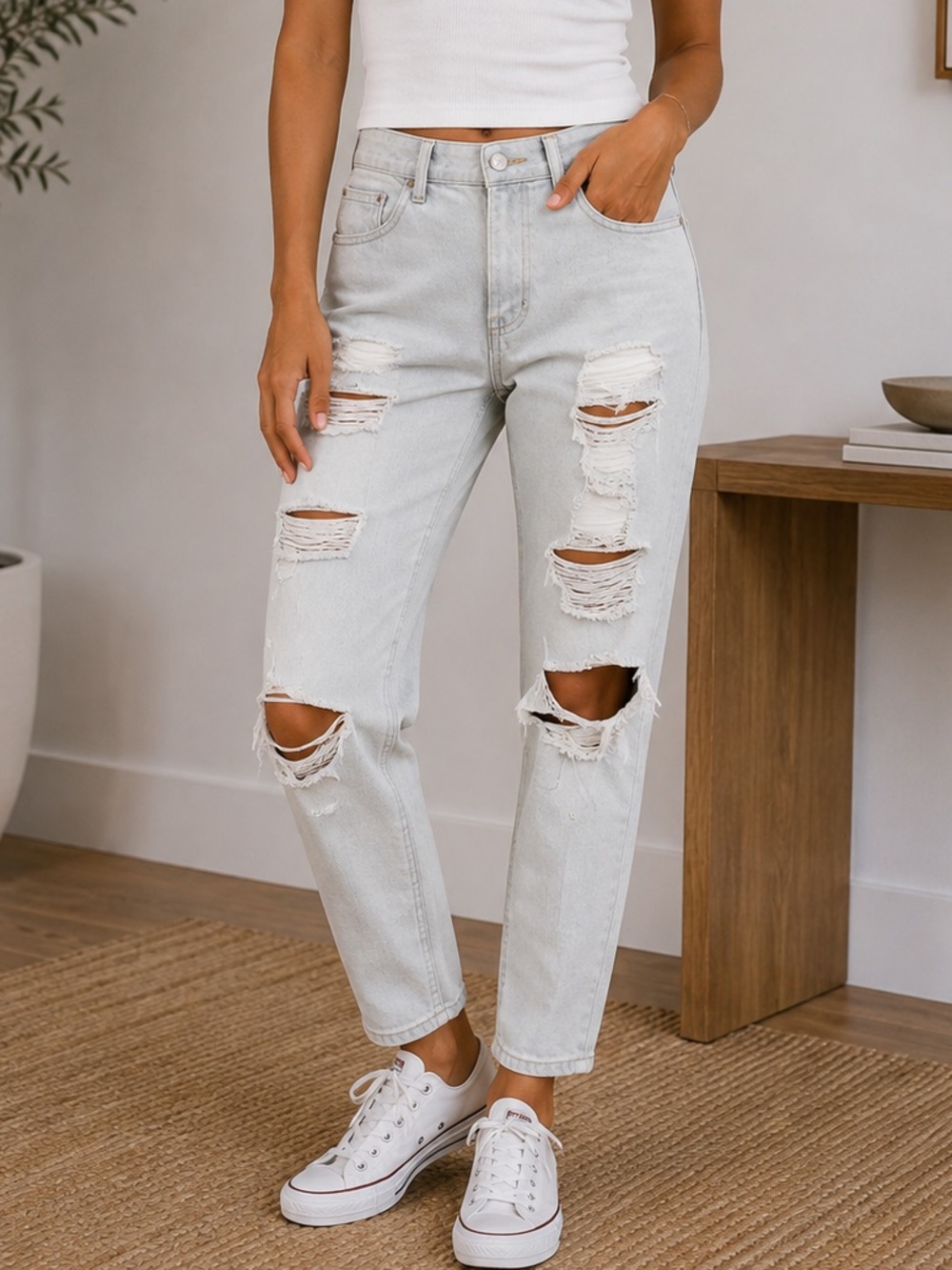Women’s Light Wash Distressed Jeans, Size 32